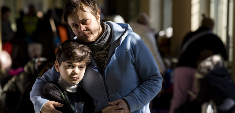 Eine Mutter und ihr Sohn nach der Flucht aus der Ukraine nach Polen