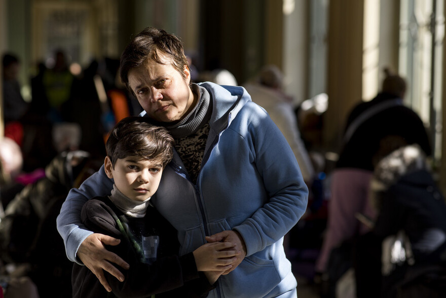 Eine Mutter und ihr Sohn nach der Flucht aus der Ukraine nach Polen