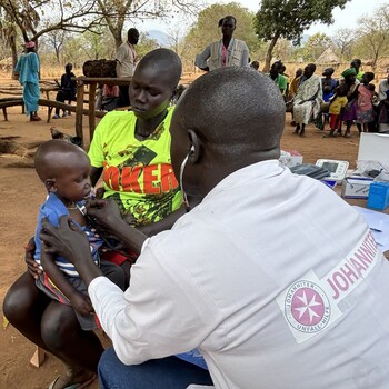 Ein Arzt im Südsudan hört ein Kind ab