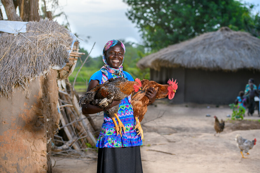 Eine Frau aus dem Südsudan hält zwei ihrer Hühner in den Armen Eine Frau aus dem Südsudan hält zwei ihrer Hühner in den Armen