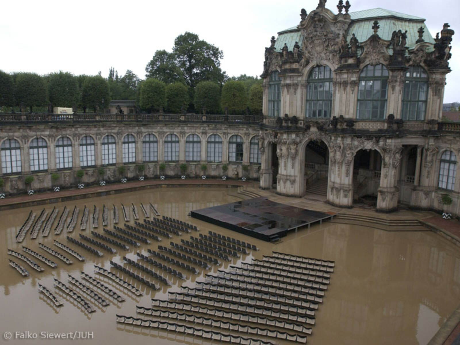 Die Wassermassen machten vor nichts halt. Auch Kulturdenkmäler wie der Dresdner Zwinger wurden überschwemmt.