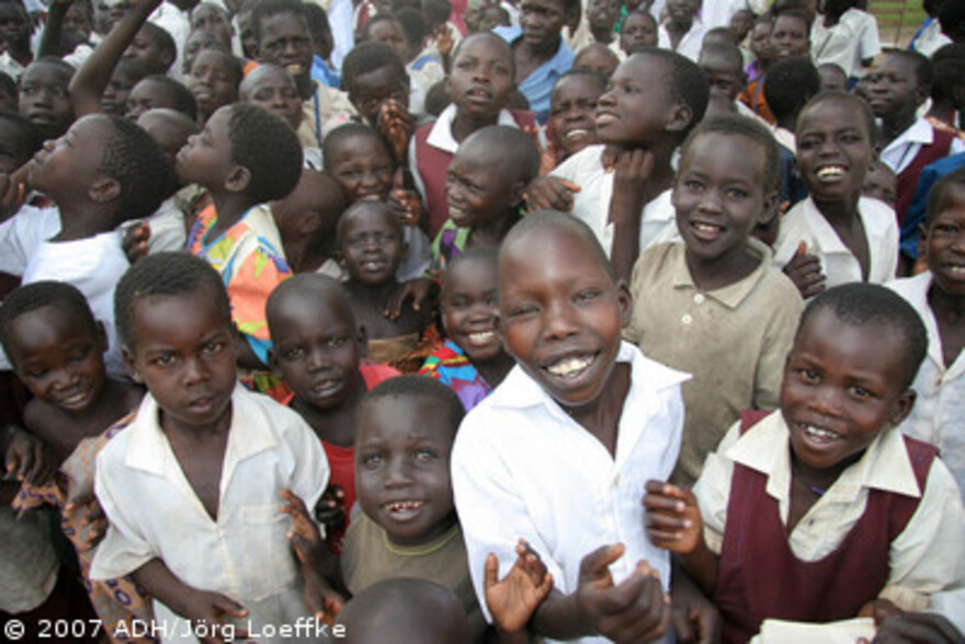 Flut Afrika: lachende Kinder am ASB Projektort
