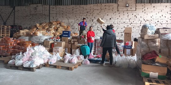 Helfer:innen arbeiten in einem Sammelplatz für Lebensmittel für Menschen in der Ukraine