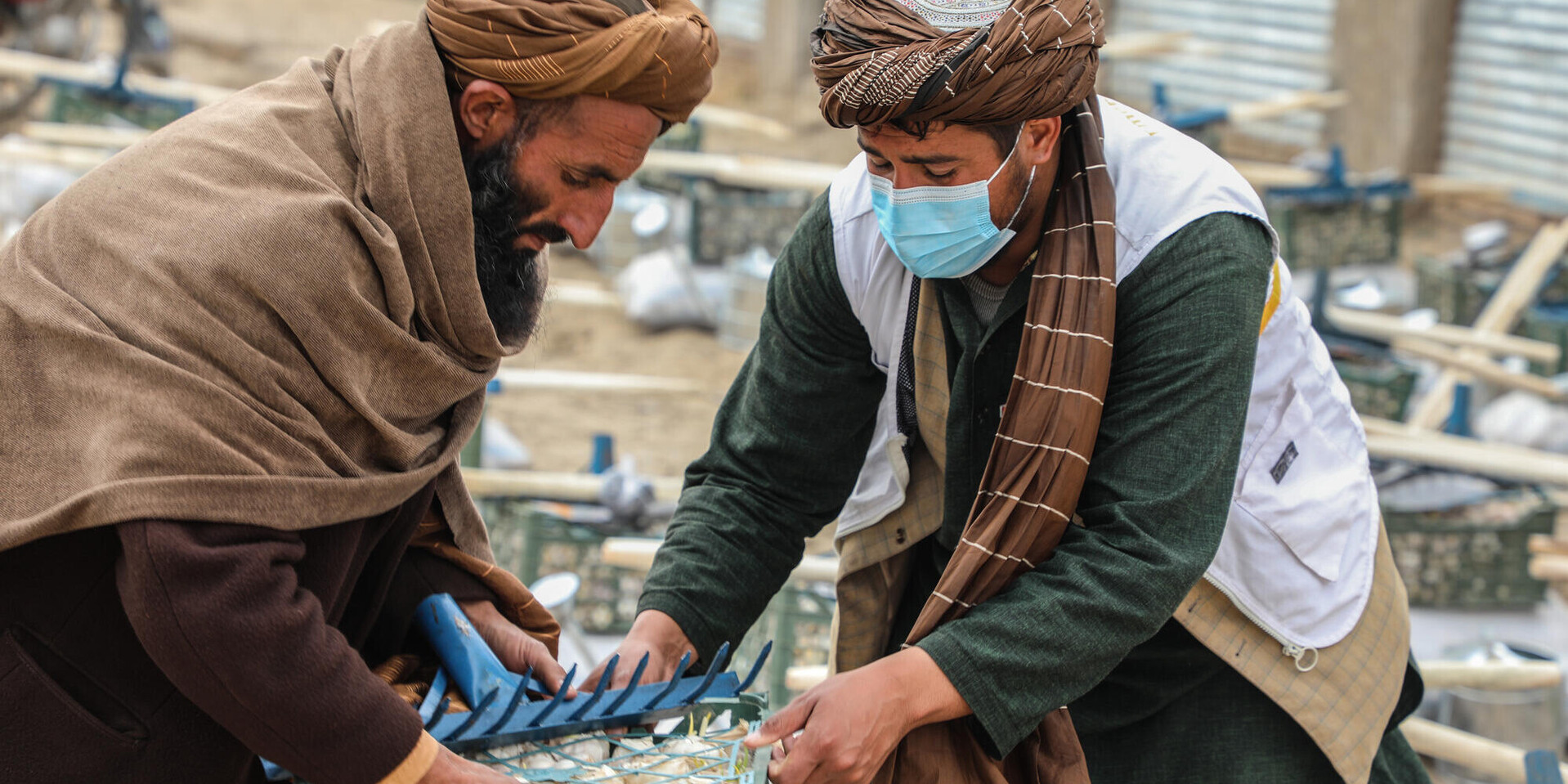 Menschen mit Lebensmittelhilfen in Afghanistan, einem von akutem Hunger betroffenen Land 