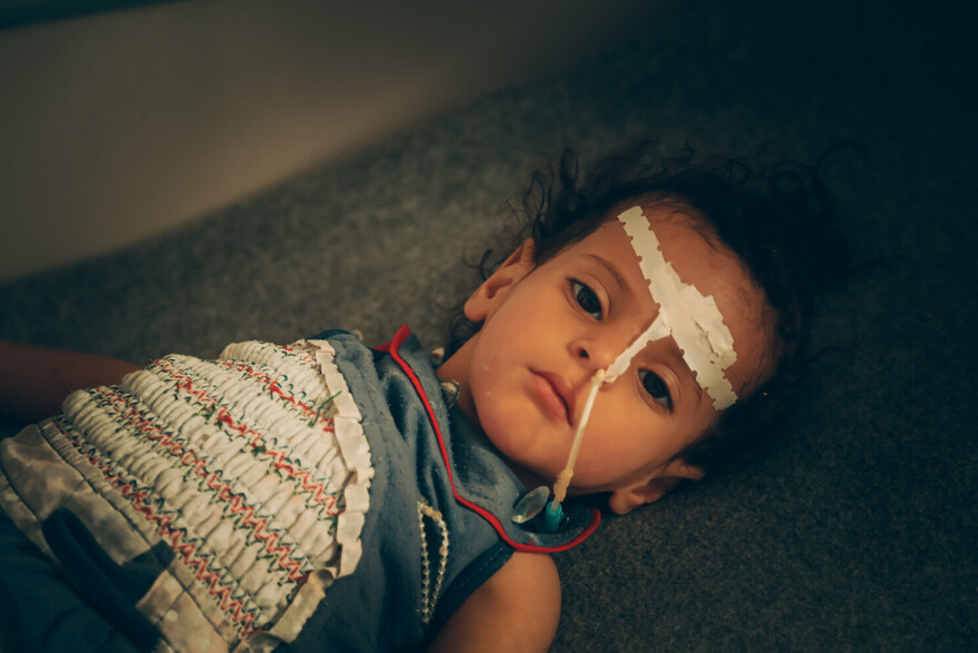 Ein an Cholera erkranktes Mädchen liegt im Krankenhaus