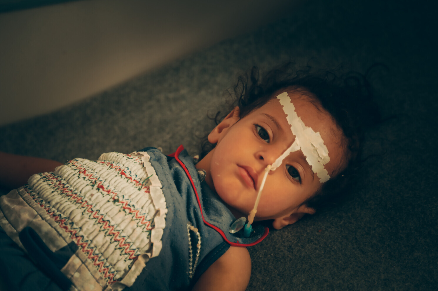 Ein an Cholera erkranktes Mädchen liegt im Krankenhaus