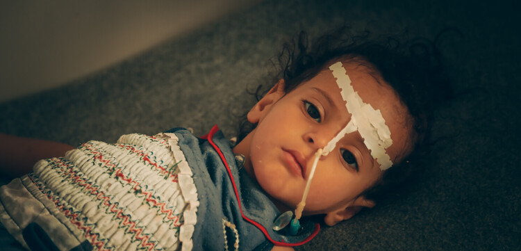 Ein an Cholera erkranktes Mädchen liegt im Krankenhaus