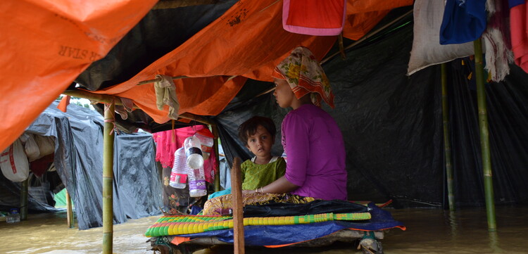 Mutter und Kind in einem überschwemmten Flüchtlingscamp in Bangladesch