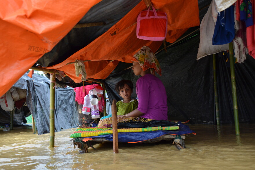 Mutter und Kind in einem überschwemmten Flüchtlingscamp in Bangladesch Mutter und Kind in einem überschwemmten Flüchtlingscamp in Bangladesch