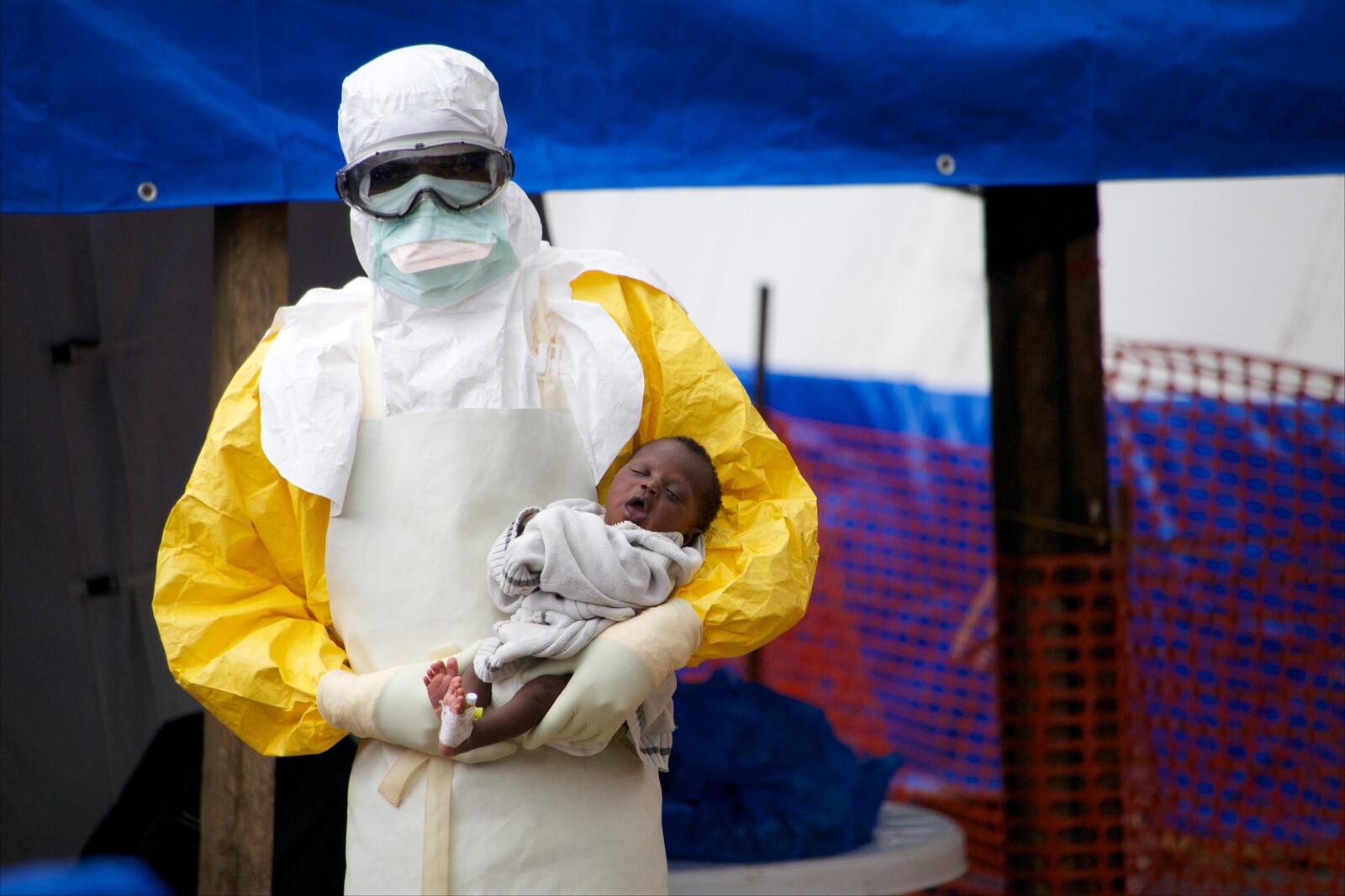 Mehr als ein Jahr kämpfen Hilfsorganisationen in Westafrika gegen den schwersten Ebola-Ausbruch aller Zeiten. Am Ende überleben 11.300 Menschen die schwere Krankheit nicht.