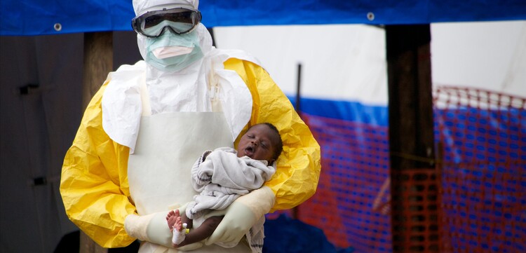 Mehr als ein Jahr kämpfen Hilfsorganisationen in Westafrika gegen den schwersten Ebola-Ausbruch aller Zeiten. Am Ende überleben 11.300 Menschen die schwere Krankheit nicht. Mehr als ein Jahr kämpfen Hilfsorganisationen in Westafrika gegen den schwersten Ebola-Ausbruch aller Zeiten. Am Ende überleben 11.300 Menschen die schwere Krankheit nicht.
