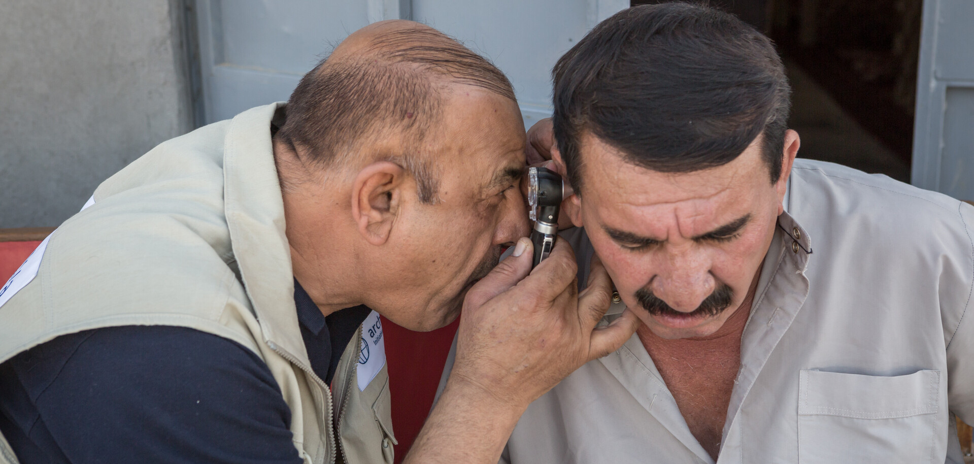 Arzt behandelt Patienten im Irak im Rahmen des arche noVa Projekts Arzt behandelt Patienten im Irak im Rahmen des arche noVa Projekts