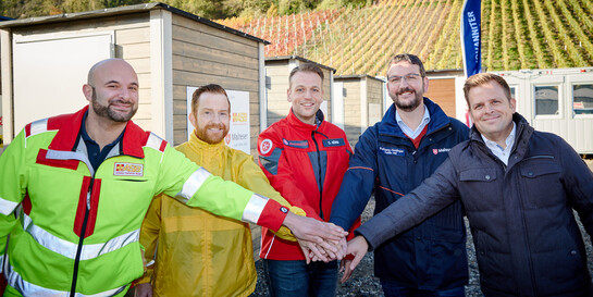 Vertreter von Bündnisorganisationen starten Winterhilfe im Ahrtal (Von links: Armeen Kolians (ASB), Dirk W. Pieck (Help), Projektleiter Christian Görg (Johanniter), Wolfgang Heidinger (Malteser) und Martin Schell (Zukunft Mittelahr)