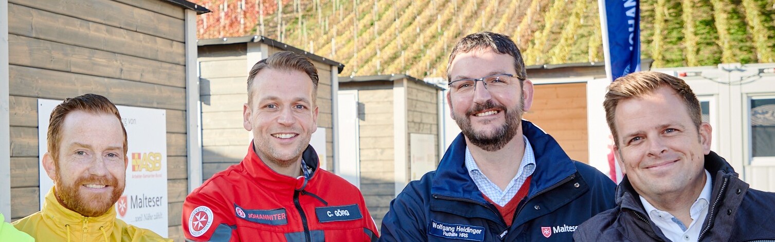 Vertreter von Bündnisorganisationen starten Winterhilfe im Ahrtal (Von links: Armeen Kolians (ASB), Dirk W. Pieck (Help), Projektleiter Christian Görg (Johanniter), Wolfgang Heidinger (Malteser) und Martin Schell (Zukunft Mittelahr)