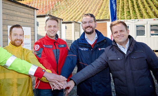 Vertreter von Bündnisorganisationen starten Winterhilfe im Ahrtal (Von links: Armeen Kolians (ASB), Dirk W. Pieck (Help), Projektleiter Christian Görg (Johanniter), Wolfgang Heidinger (Malteser) und Martin Schell (Zukunft Mittelahr)