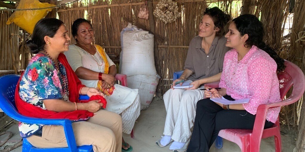 Vier Frauen in Nepal sind miteinander im Gespräch