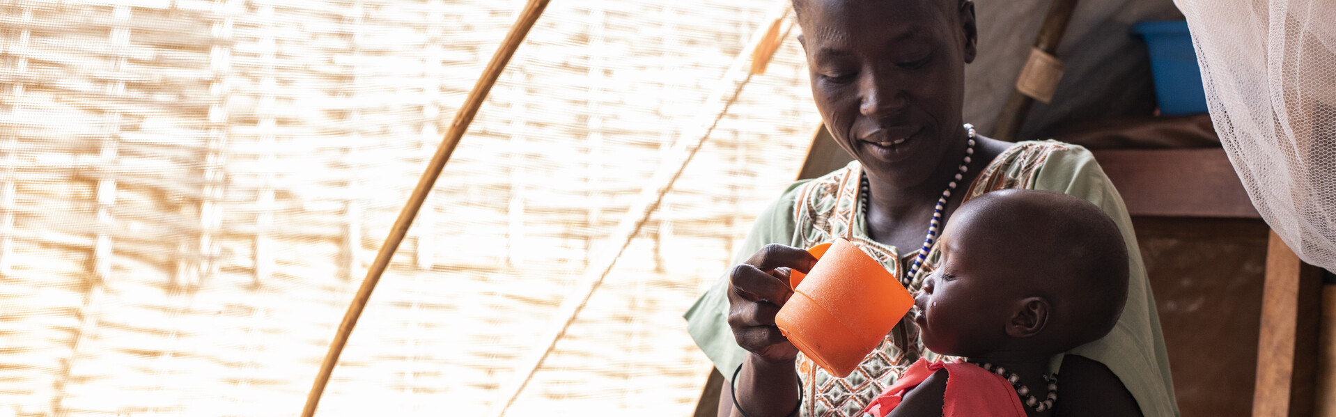 Eine Mutter erhält nach ihrer Ankunft in einem Geflüchtetencamp im Südsudan Hilfe für ihr Kind