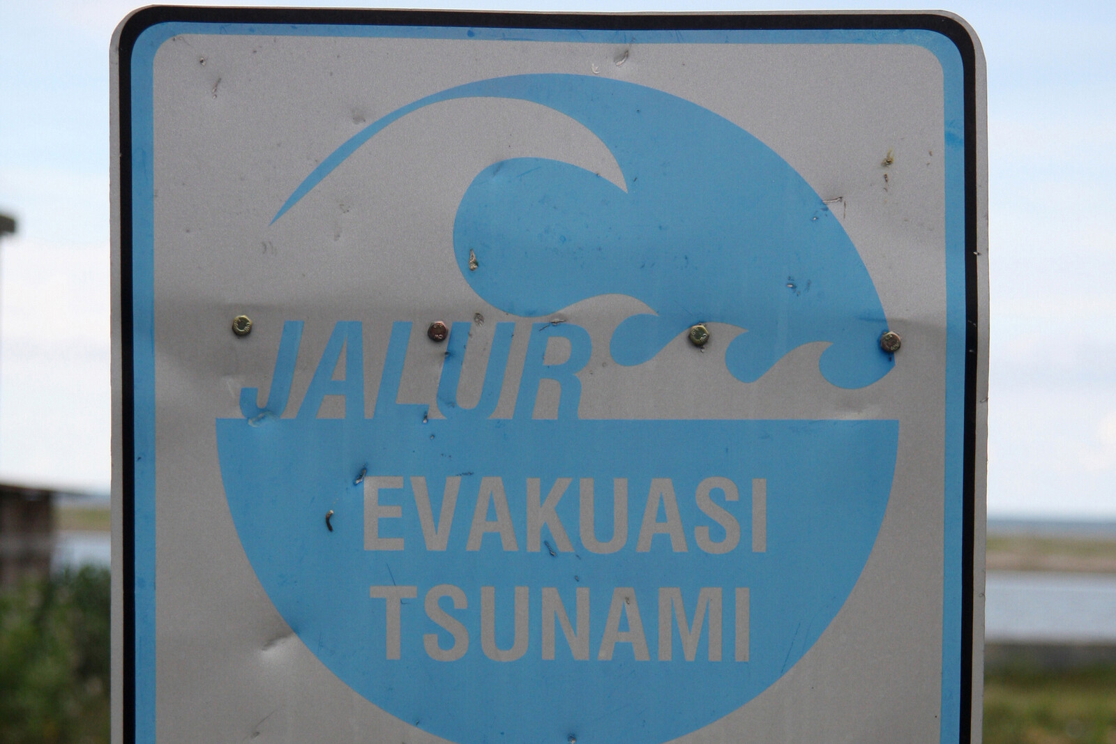 Oft bleiben nur wenige Minuten, um sich vor einem Tsumani in Sicherheit zu bringen. Schilder weisen den schnellsten Fluchtweg hin.