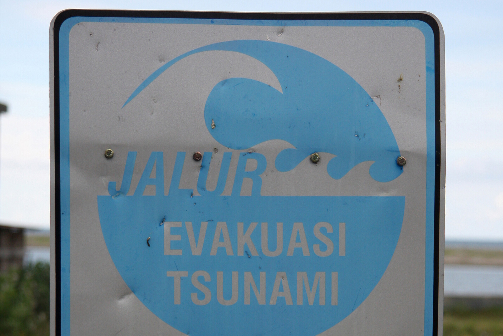 Oft bleiben nur wenige Minuten, um sich vor einem Tsumani in Sicherheit zu bringen. Schilder weisen den schnellsten Fluchtweg hin.