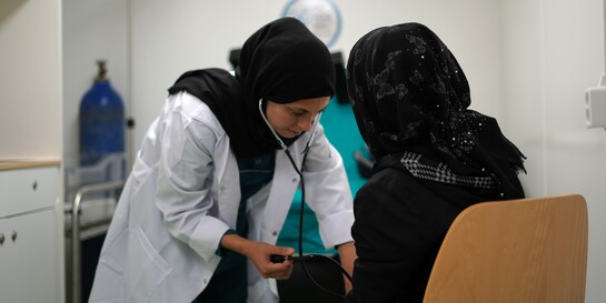 Eine Helferin leistet medizinische Nothilfe in einem Krankenhaus in Afrin, Syrien