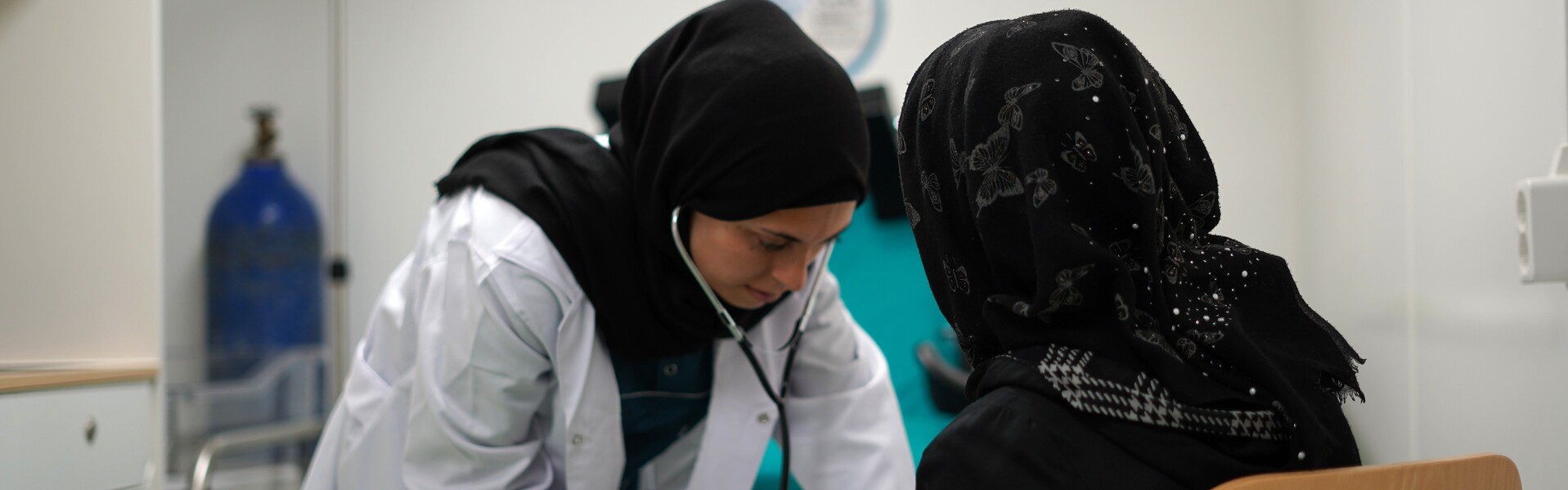 Eine Helferin leistet medizinische Nothilfe in einem Krankenhaus in Afrin, Syrien