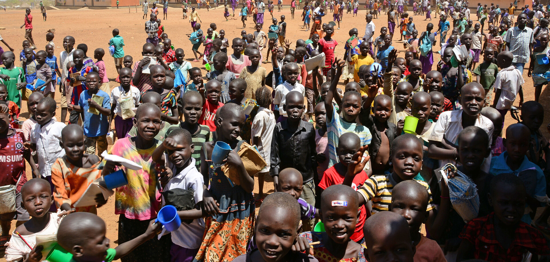 Gemeinsam besuchen einheimische Kinder und Kinder aus Flüchtlingsfamilien Schulen in Uganda Gemeinsam besuchen einheimische Kinder und Kinder aus Flüchtlingsfamilien Schulen in Uganda