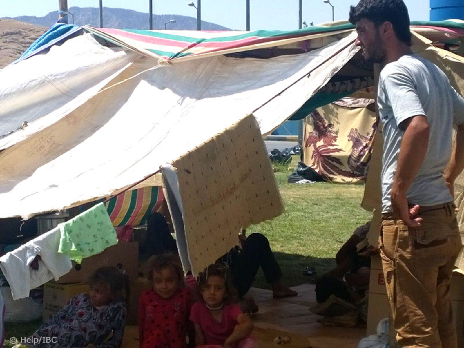 Viele Flüchtlinge suchen Schutz in improvisierten Lagern
