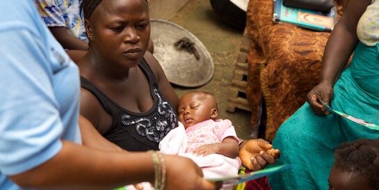 Menschen in Sierra Leone werden über das Ebola-Virus aufgeklärt