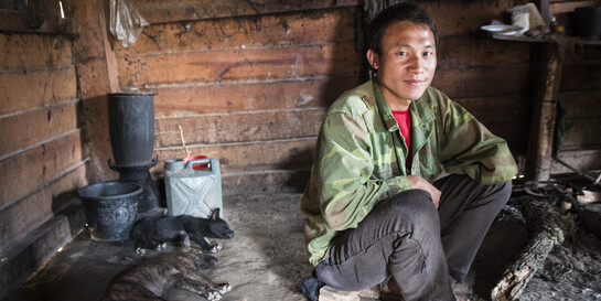 Als Schüler in Laos nahm Chue einen Blindgänger in die Hand. Die Explosion riss ihm den linken Arm ab