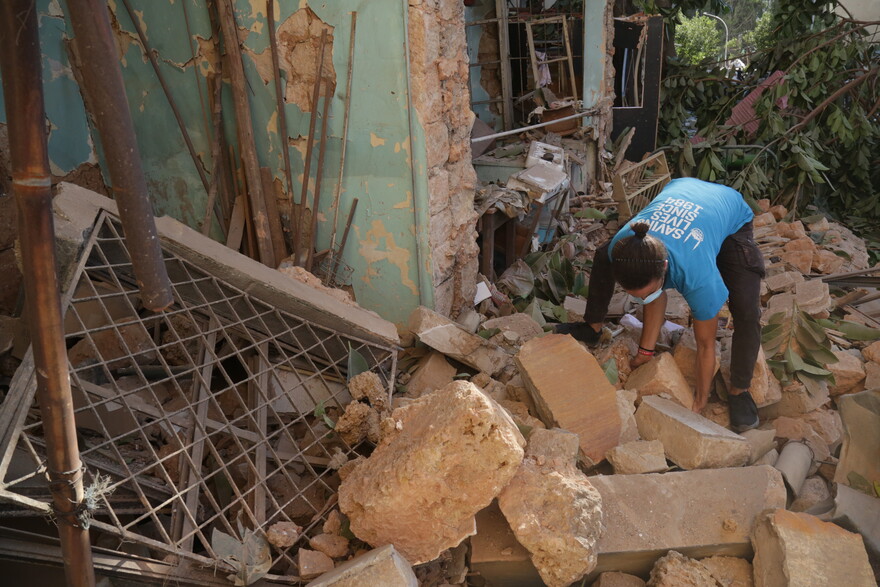 Ein Helfer von Islamic Relief bei Aufräumarbeiten in Beirut Ein Helfer von Islamic Relief bei Aufräumarbeiten in Beirut