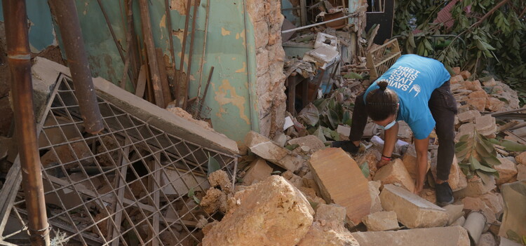Ein Helfer von Islamic Relief bei Aufräumarbeiten in Beirut