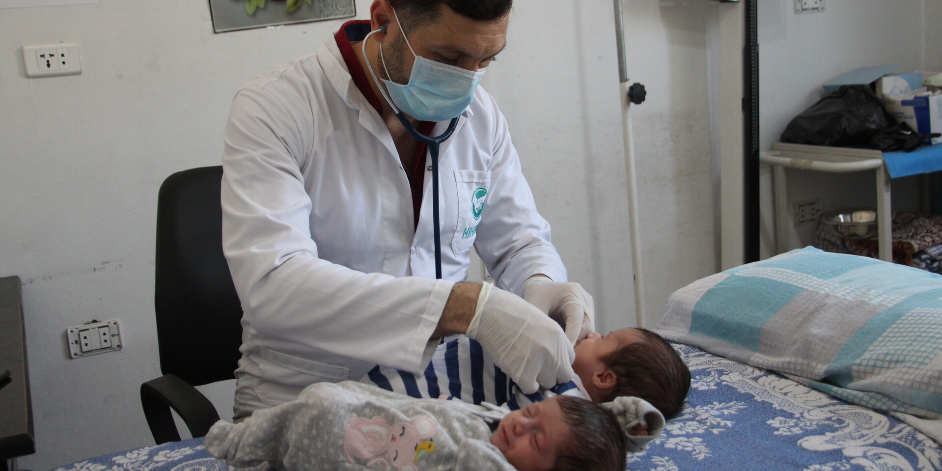 Dr. Muhammad Hamash untersucht die Zwillinge Ahmed und Areej