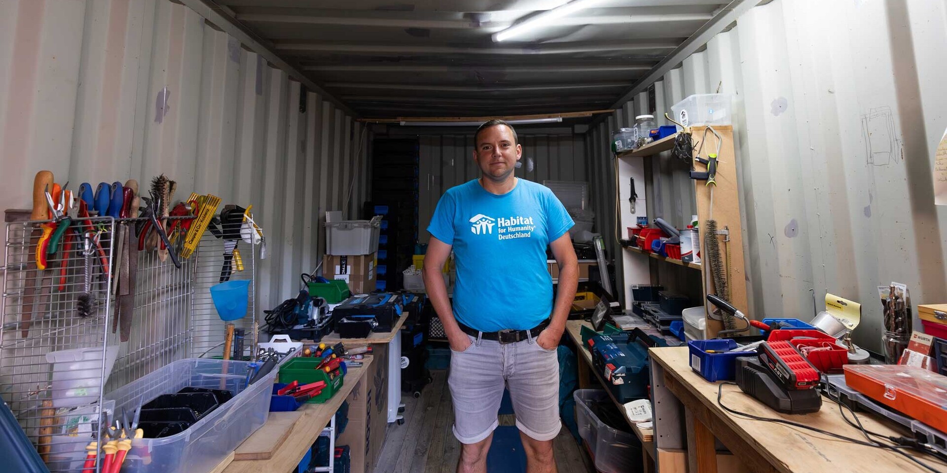 Mike Harzen, Mitarbeiter des Werkzeugverleihs von Habitat for Humanity in Dernau im Ahrtal