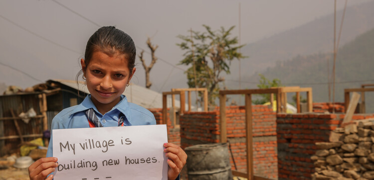 Ein Mädchen in Nepal freut sich, wenn ihr Haus wieder aufgebaut ist.