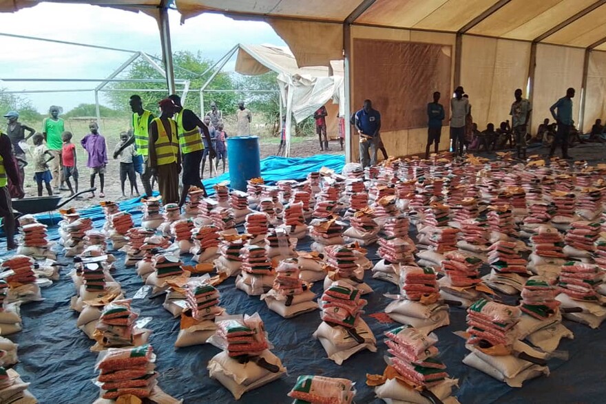 Helfer:innen haben Nahrungsmittelpakete für Menschen im Südsudan vorbereitet