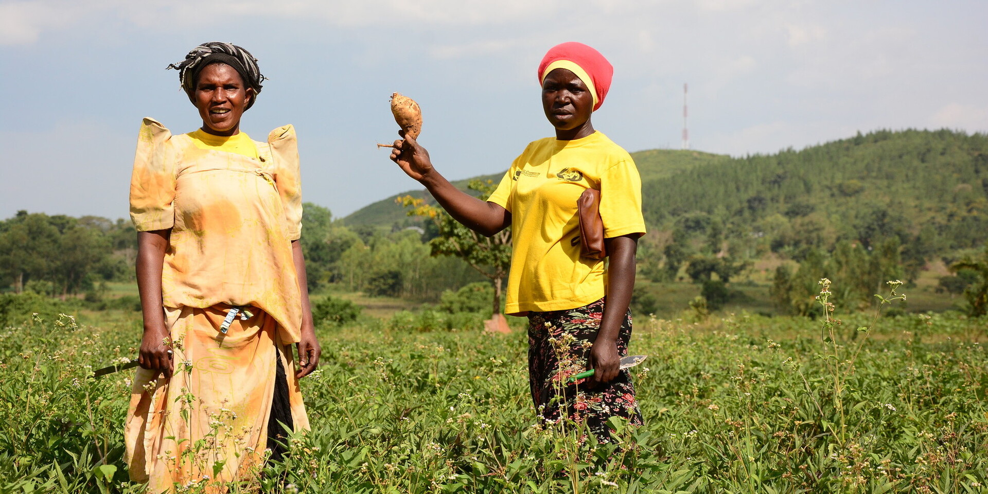 Zwei Frauen stehen in Uganda auf einem Feld Zwei Frauen stehen in Uganda auf einem Feld