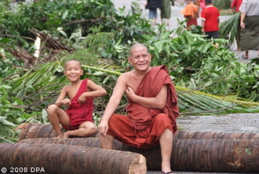 Zyklon Myanmar: 2 Mönche sitzen auf Baumstämmen