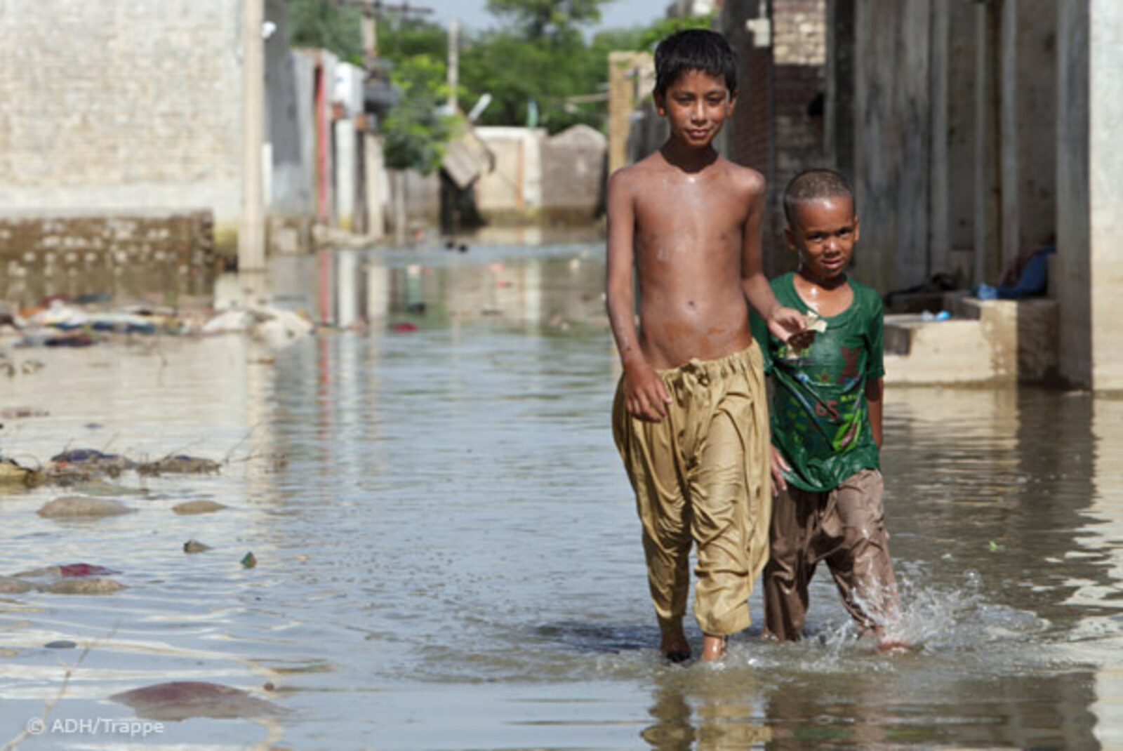 Flut Pakistan: Zwei Jungen im Hochwasser