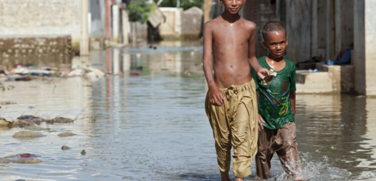 Flut Pakistan: Zwei Jungen im Hochwasser