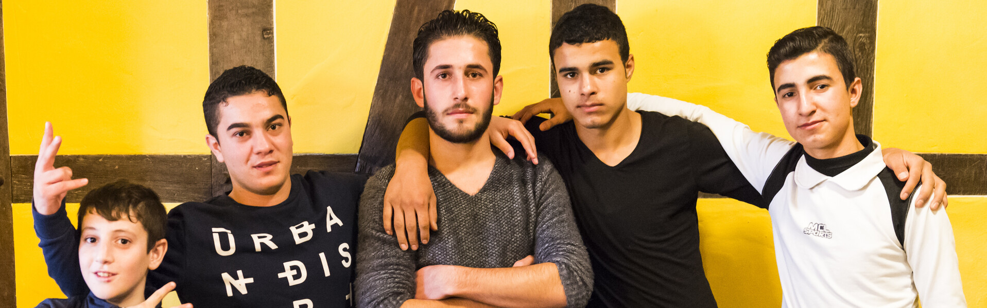In einer Flüchtlingsunterkunft in Deutschland entstehen viele neue Freundschaften unter den Menschen aller Länder und Altersgruppen.