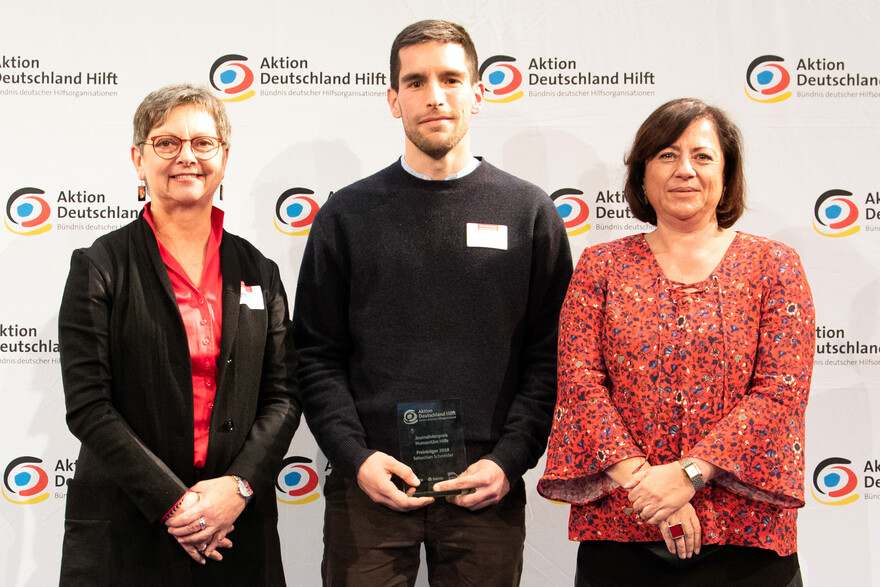 Manuela Roßbach (links) und Dr. Bärbel Kofler (rechts) mit Gewinner Sebastian Schneider Manuela Roßbach (links) und Dr. Bärbel Kofler (rechts) mit Gewinner Sebastian Schneider