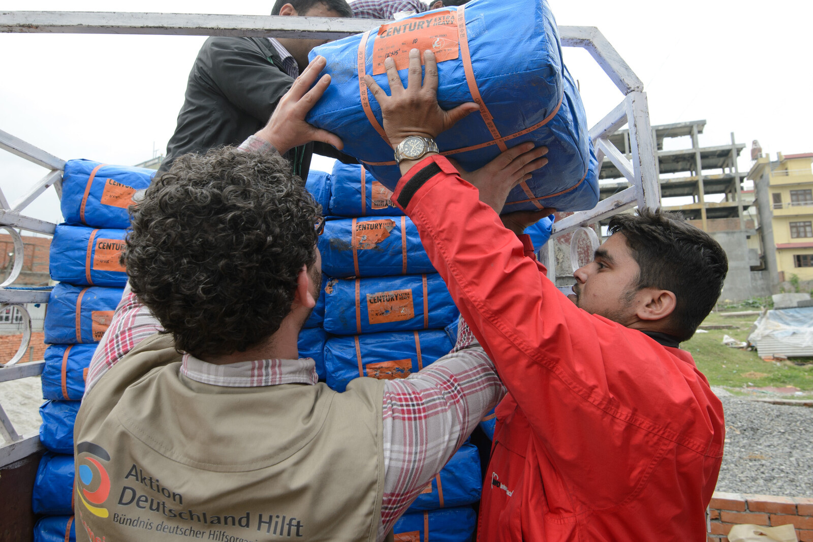 Männer leisten Nothilfe im Katastrophengebiet