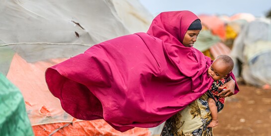 Eine Mutter mit ihrem Kind in Somalia