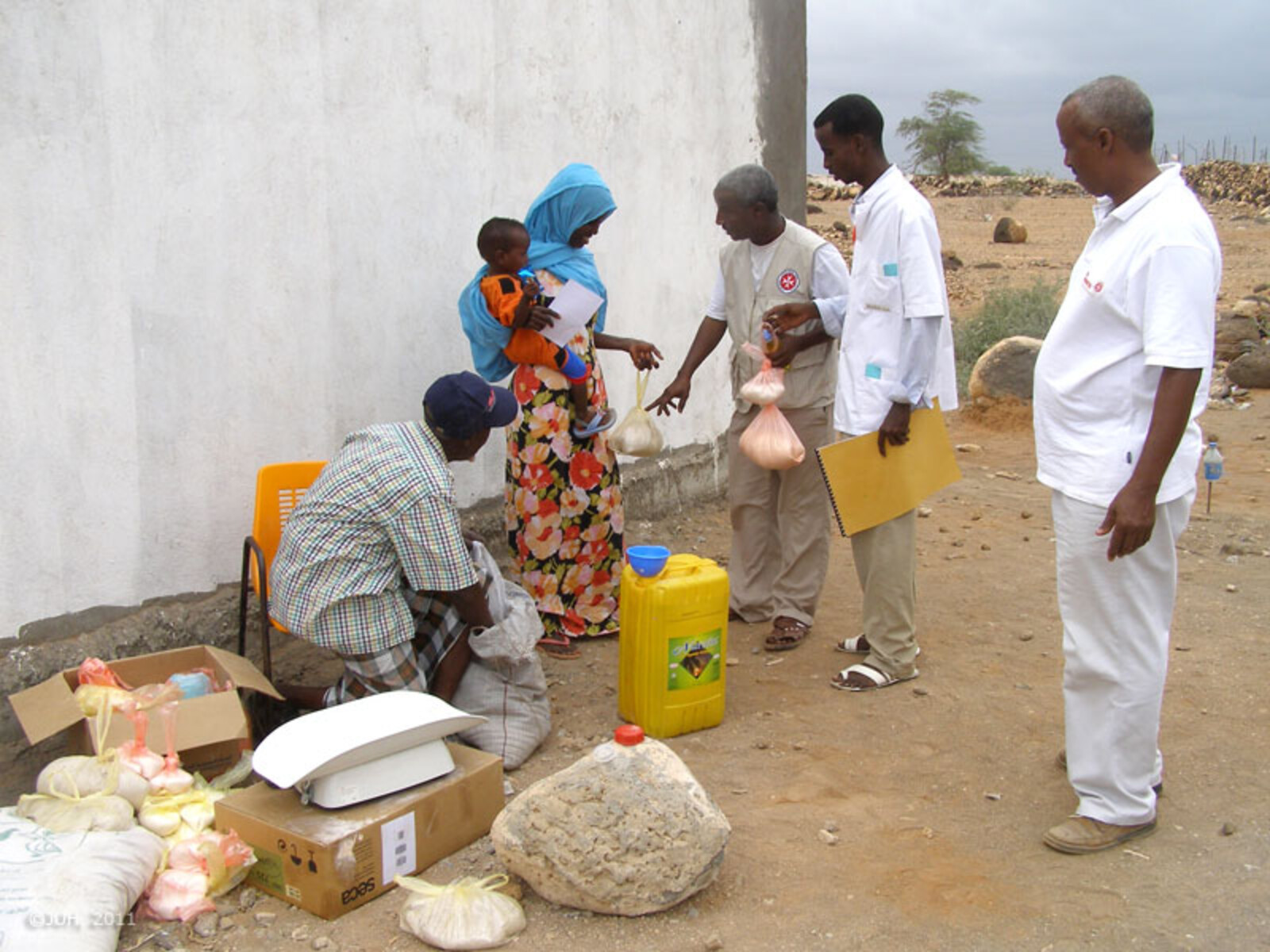 Arbeiterwohlfahrt International kooperiert mit der somalischen Organisation HARDO (Humanitation Action für Relief and Development Organisation), der Johanniter-Unfall-Hilfe und HelpAge. AWO versorgt 500 hungernde Familien in Somalia und sichert so deren Ü
