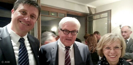 Bundesaußenminister Dr. Frank-Walter Steinmeier lobt die Hilfe des ASB auf dem Balkan