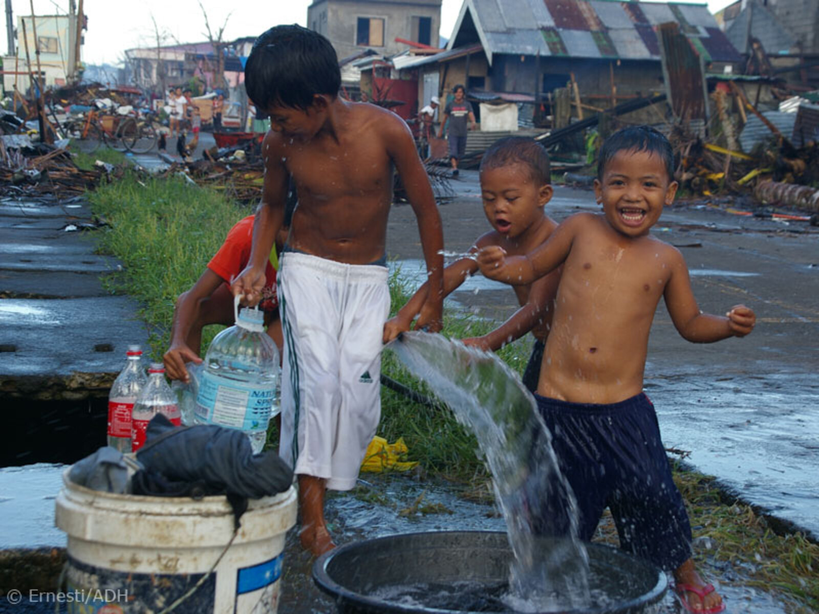 Kinder spielen unbeschwert und freuen sich über fließendes Wasser