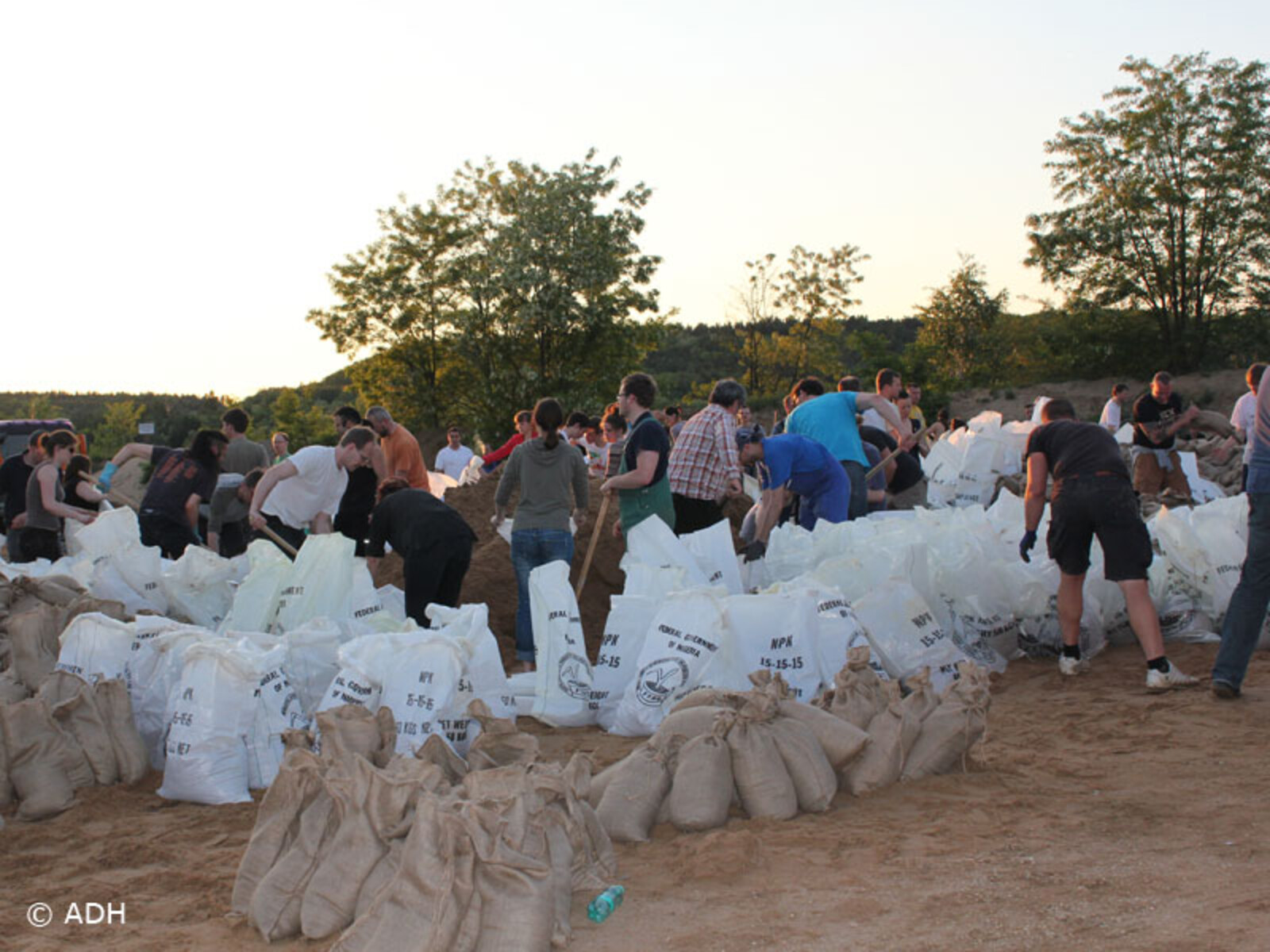 Viele helfen dabei Sandsäcke zu füllen.