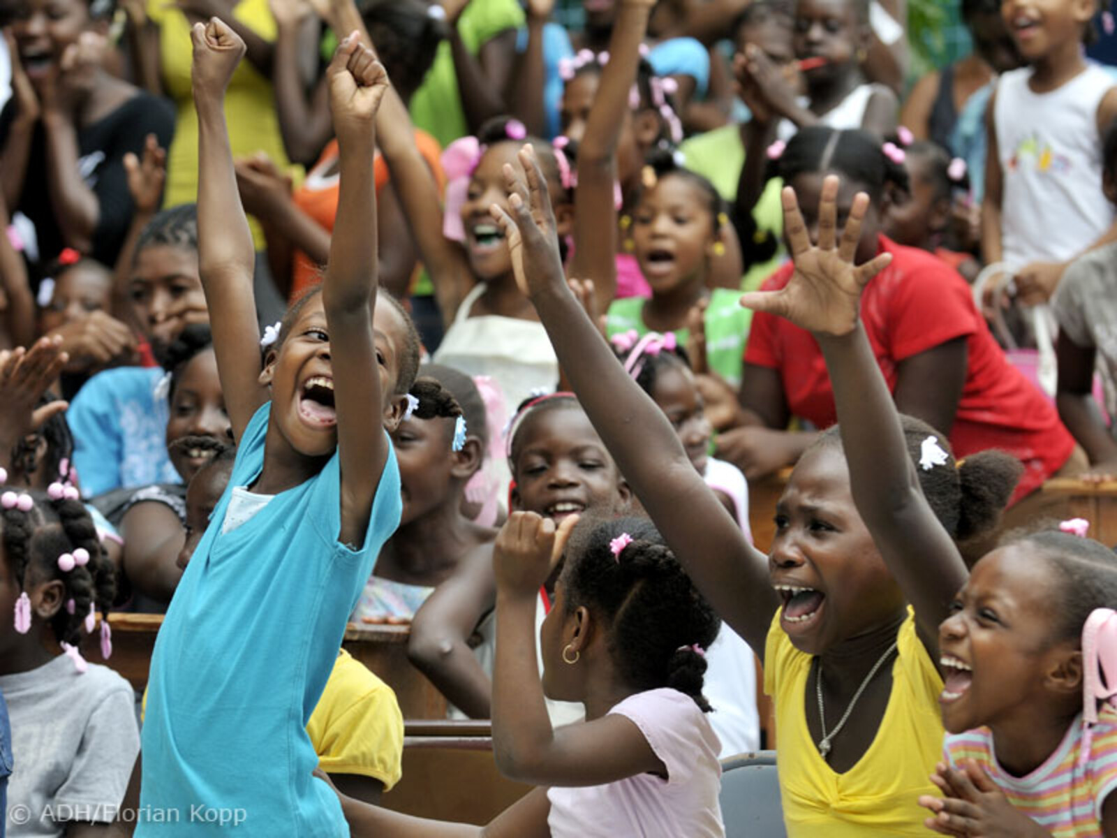 Jubelnde Kinder in Haiti