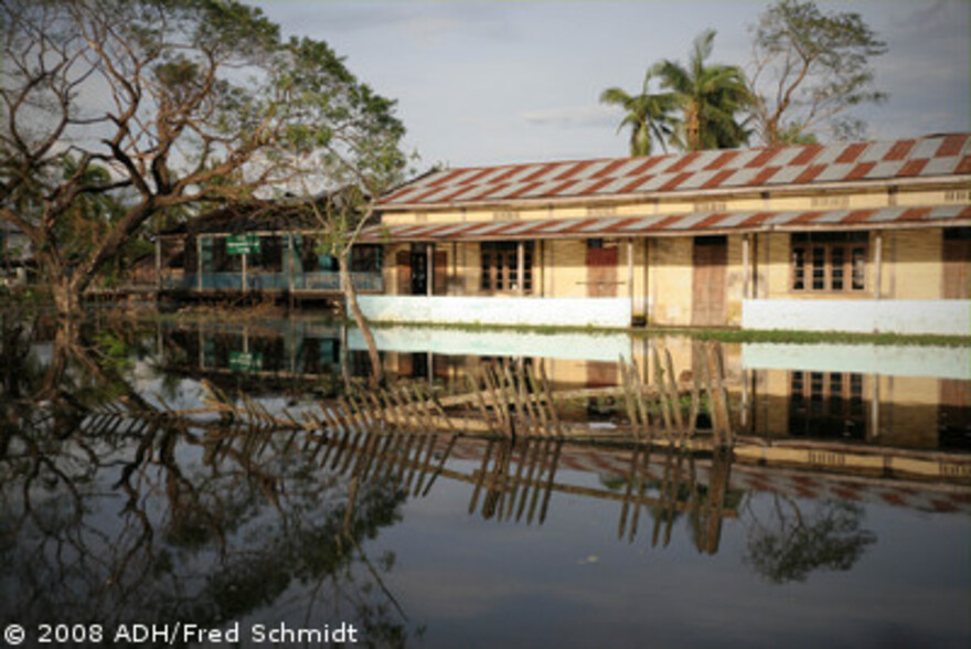 Zyklon in Birma: Haus im Wasser