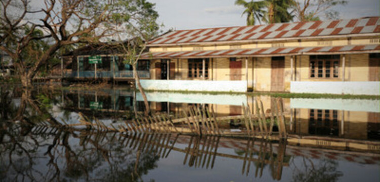 Zyklon in Birma: Haus im Wasser